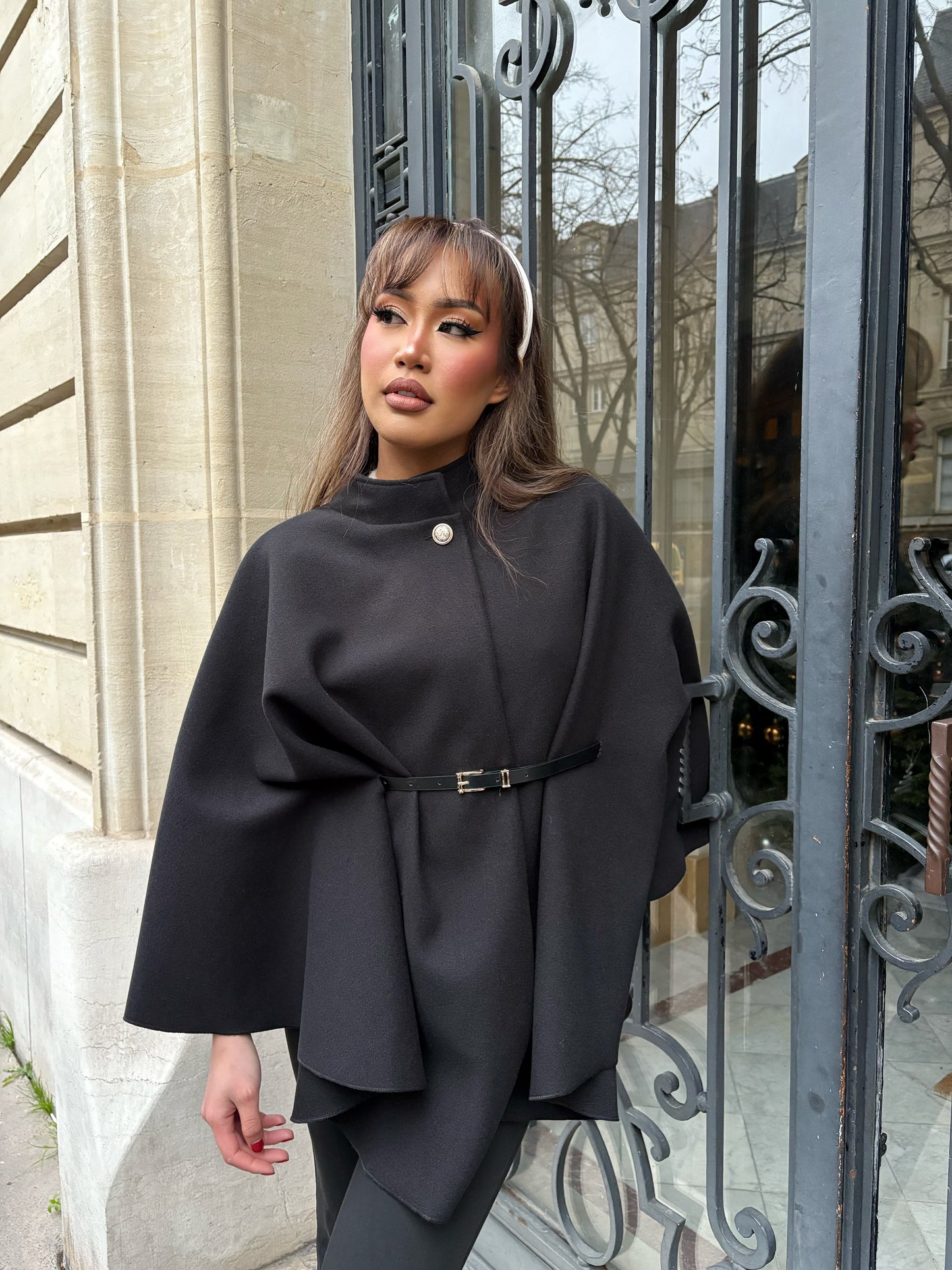 Cape avec ceinture noire