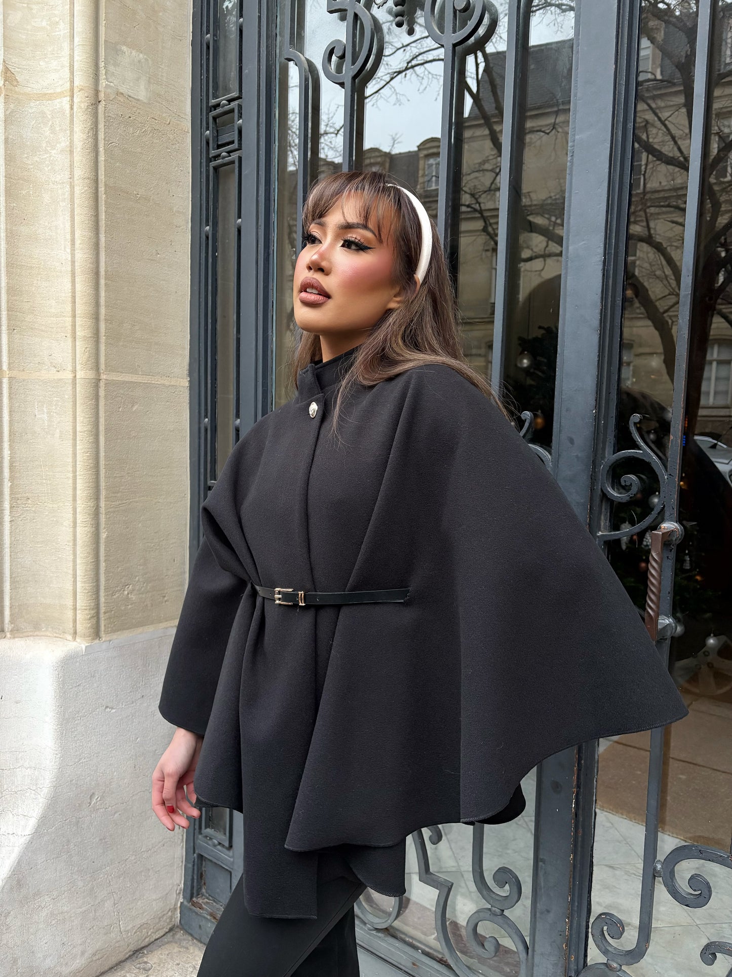 Cape avec ceinture noire